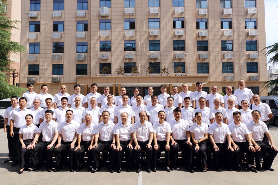 公司管理人员合影