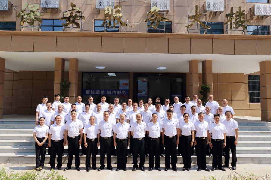 公司管理人员合影